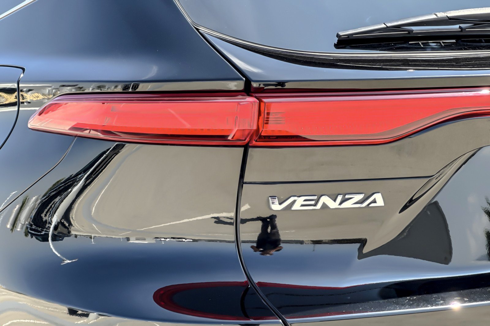 Used 2024 Toyota Venza LE AWD/4WD image 26