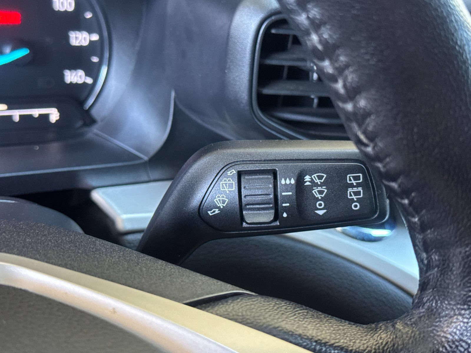Used 2021 Ford Explorer XLT RWD image 32