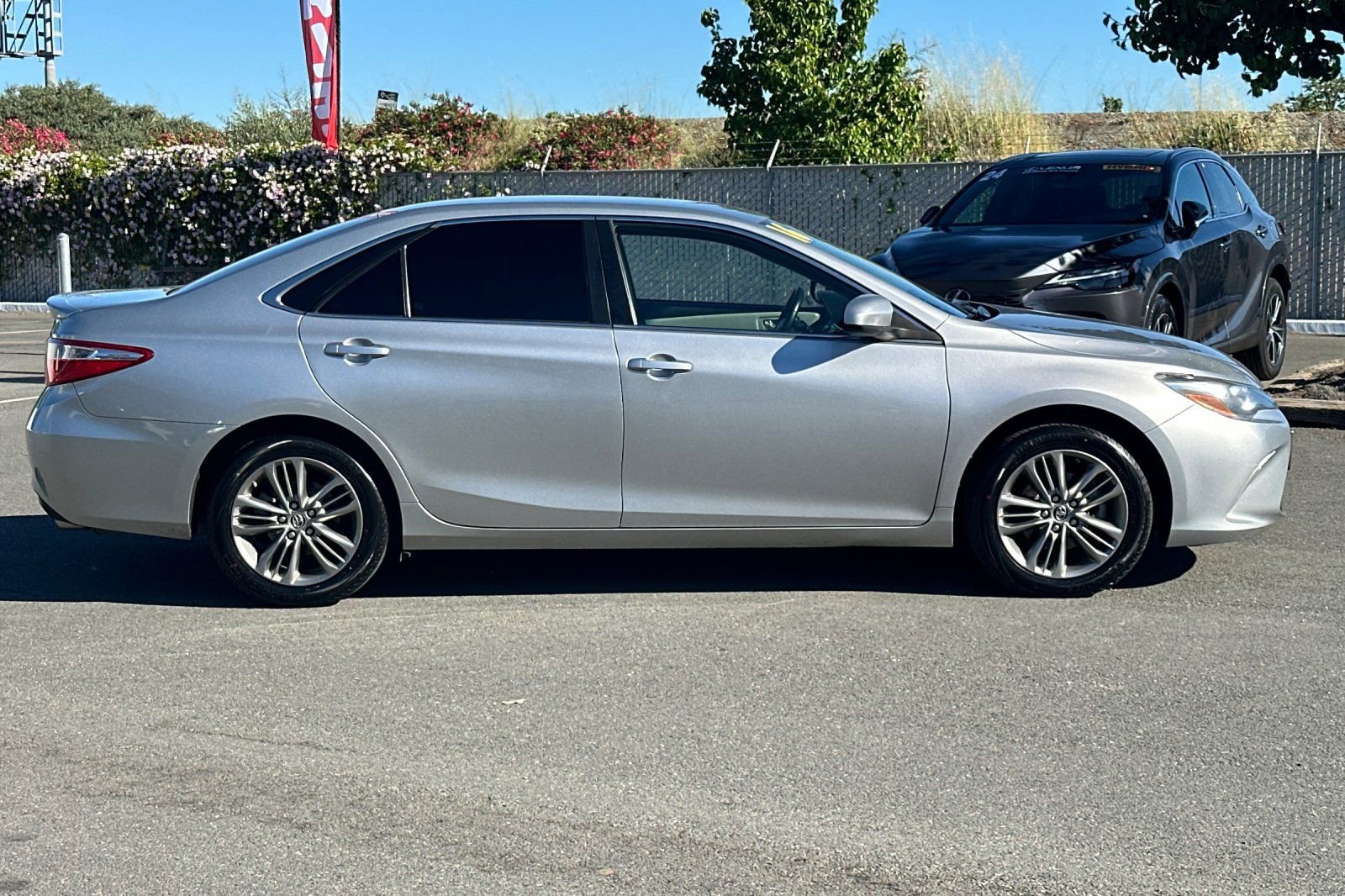 Used 2016 Toyota Camry SE image 3