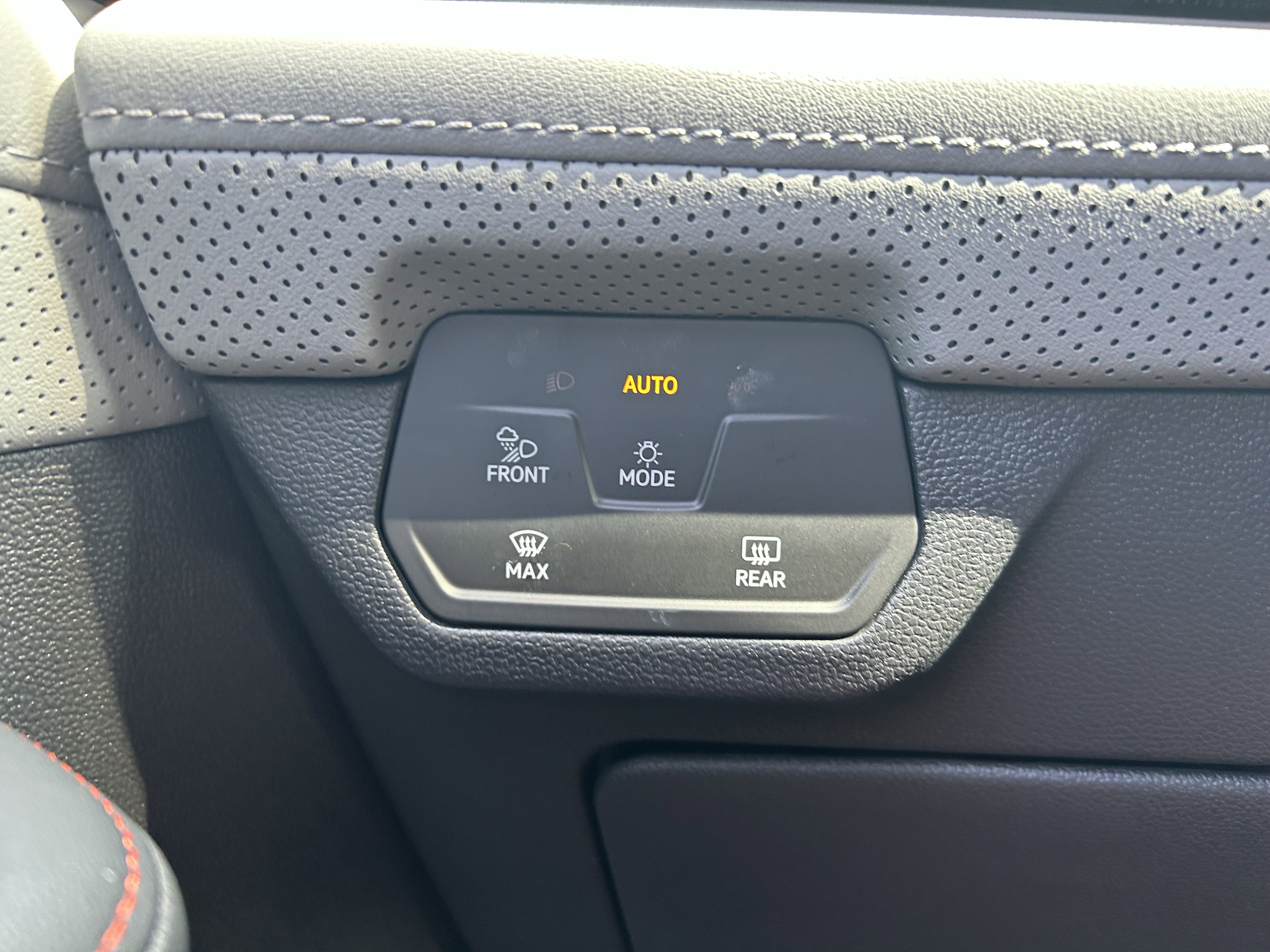 Certified 2025 Volkswagen Atlas Peak Edition SE AWD/4WD image 19