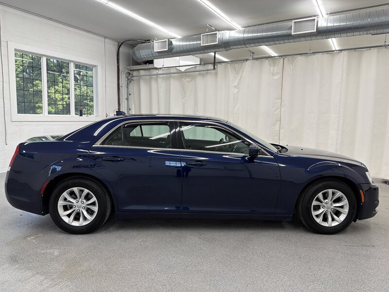 Used 2015 Chrysler 300 Limited w/ Driver Convenience Group RWD image 4