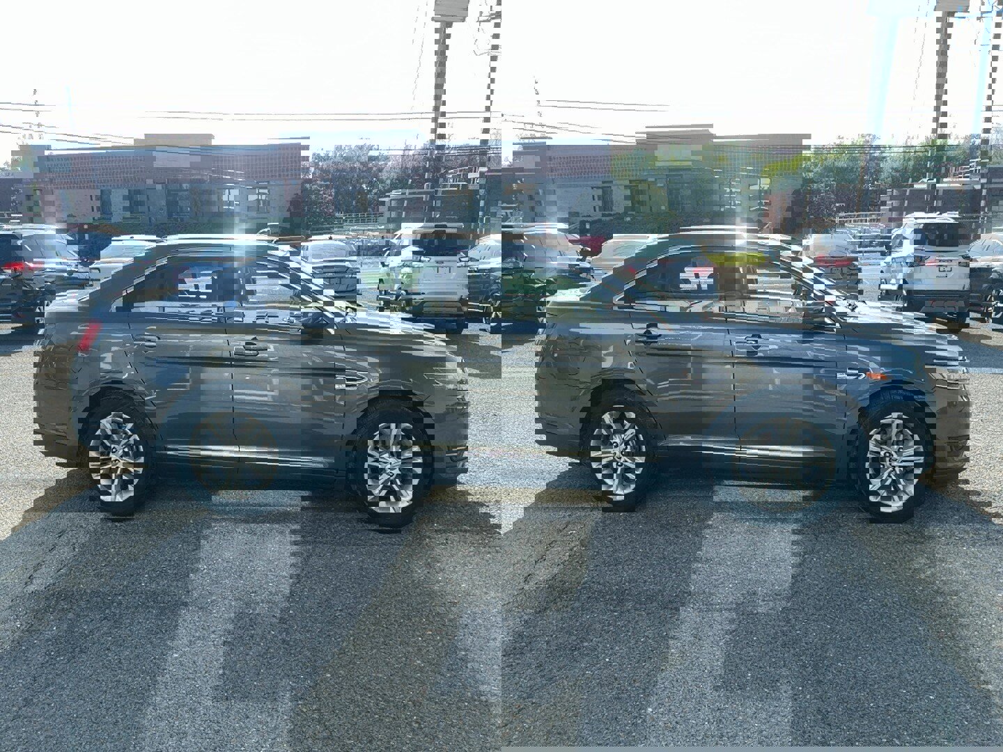 Used 2017 Ford Taurus SEL FWD image 6