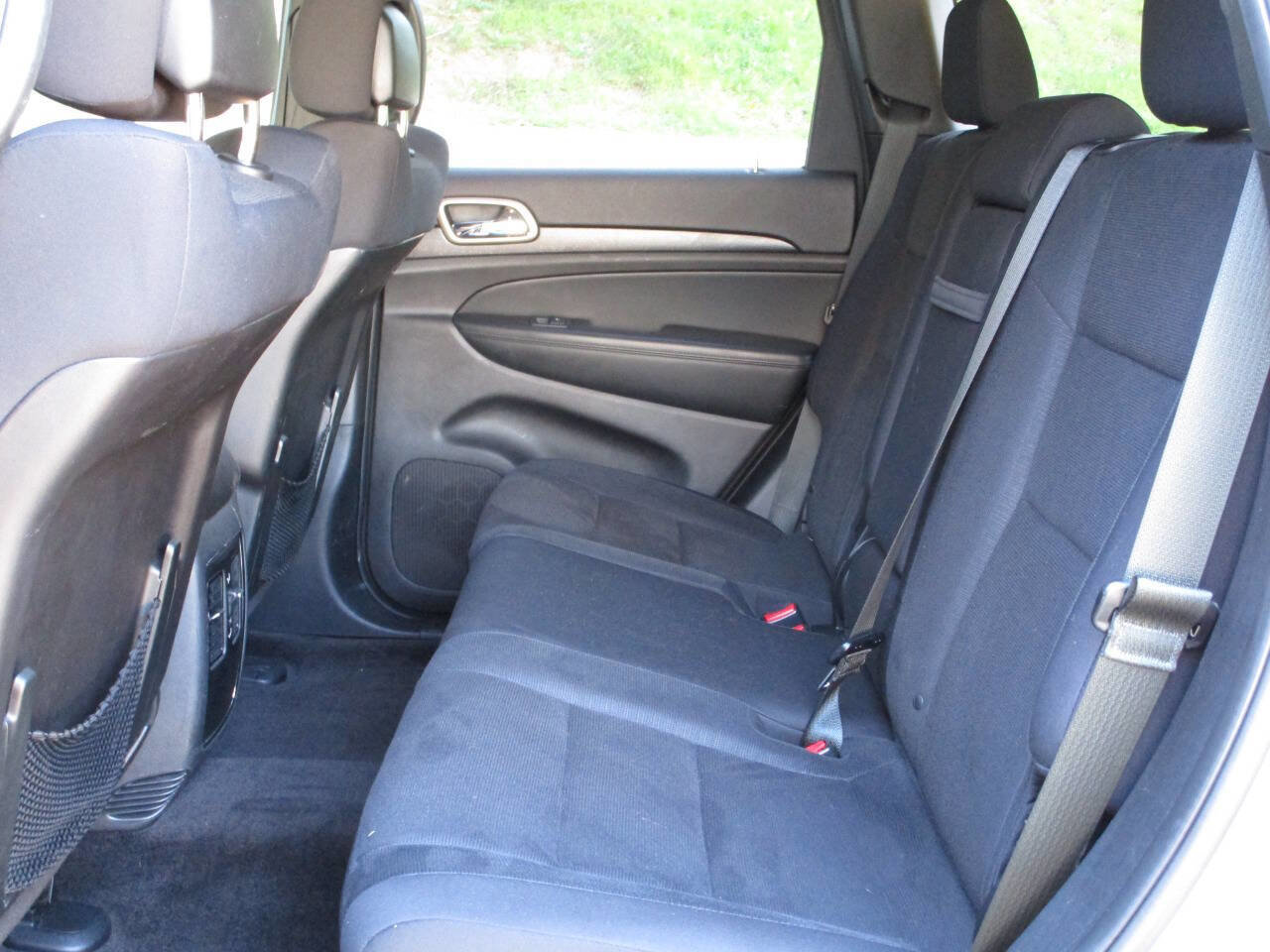 Used 2017 Jeep Grand Cherokee Laredo RWD image 12