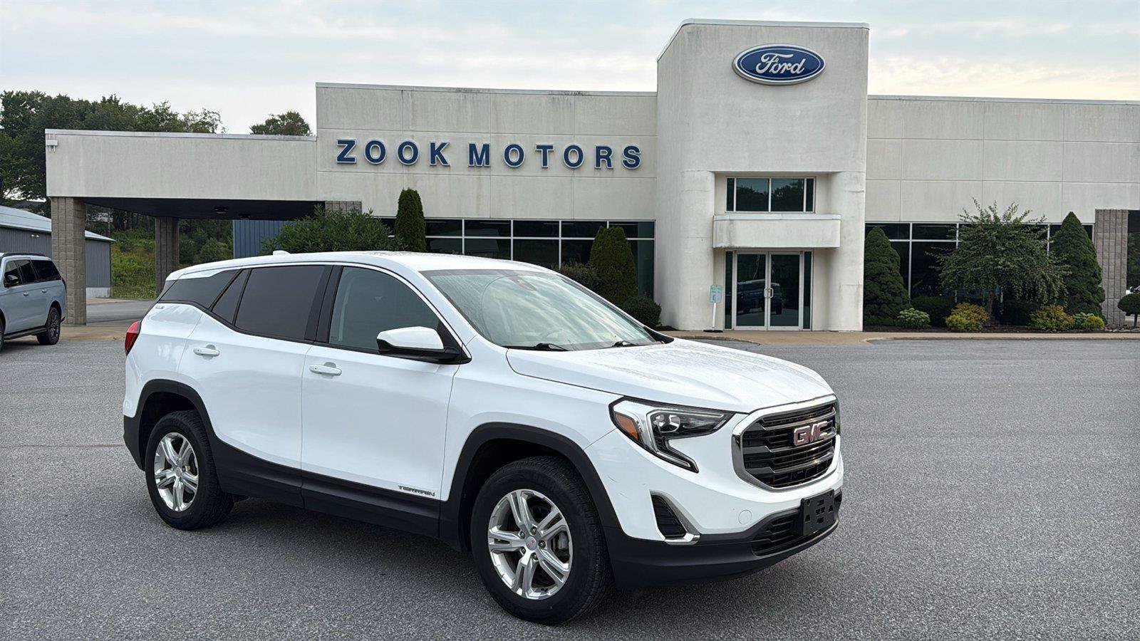 Used 2020 GMC Terrain SLE AWD/4WD image 1