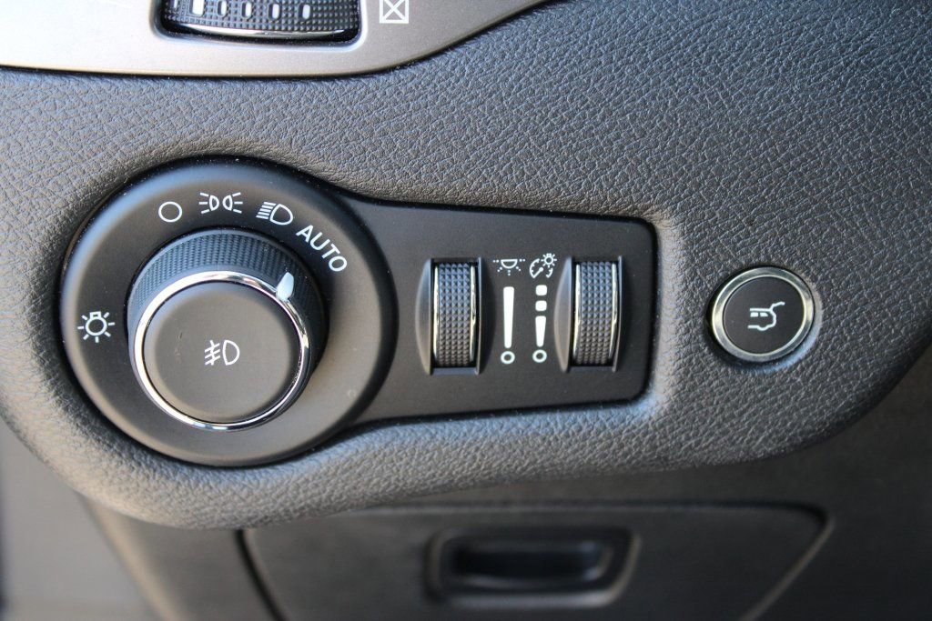 Used 2021 Jeep Cherokee Limited image 12