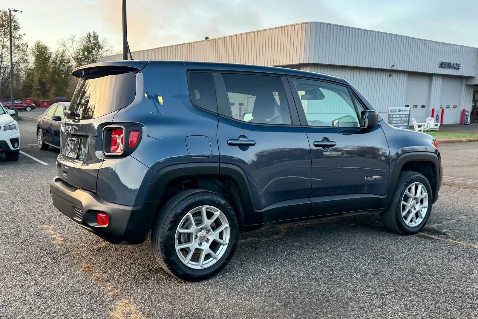 Used 2023 Jeep Renegade Latitude AWD/4WD image 3