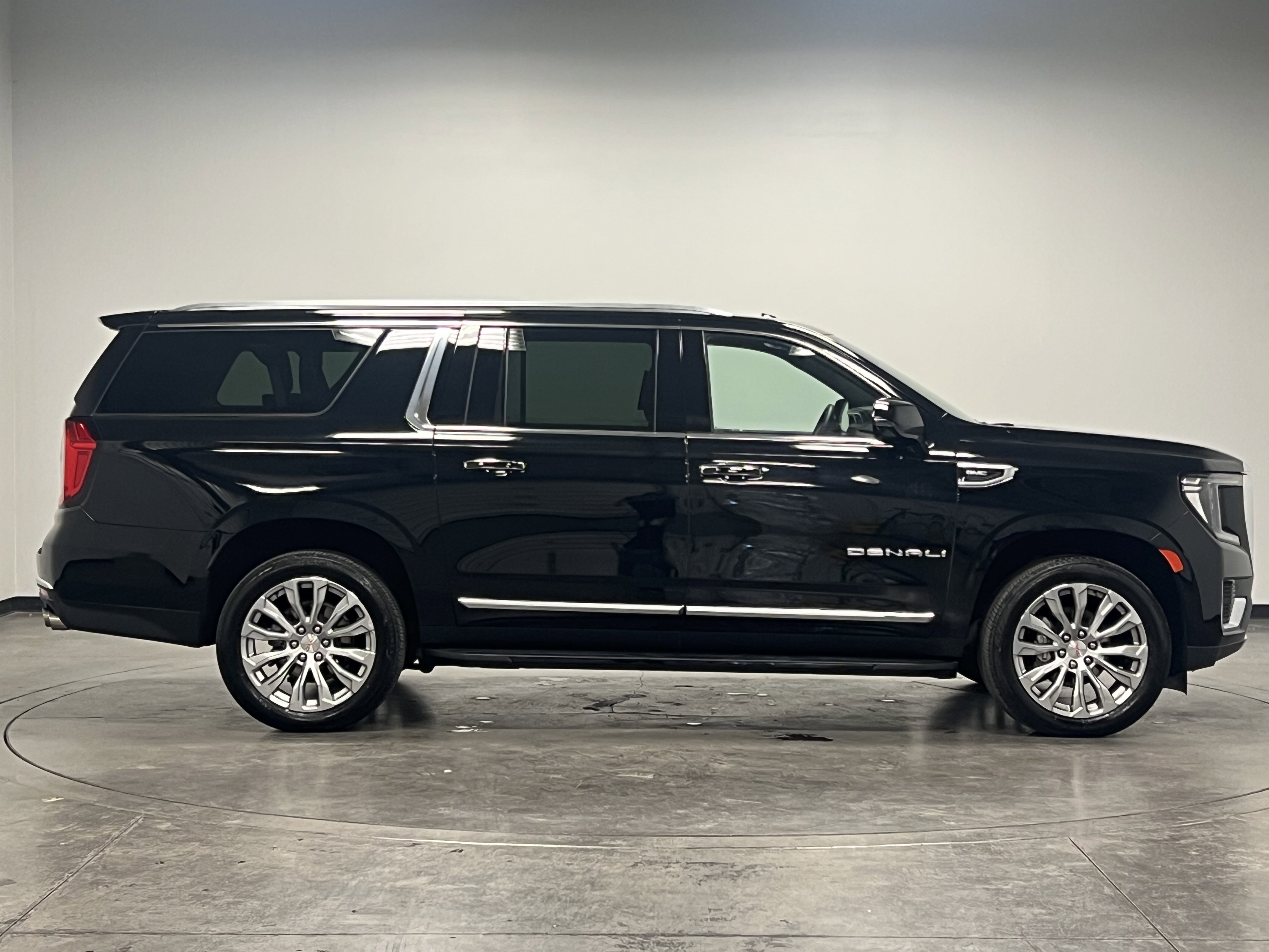 Used 2024 GMC Yukon XL Denali image 9