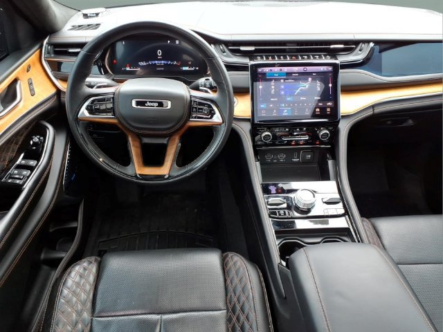 Used 2023 Jeep Grand Cherokee Summit AWD/4WD image 9