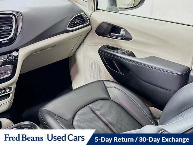 Used 2023 Chrysler Pacifica Touring-L FWD image 23