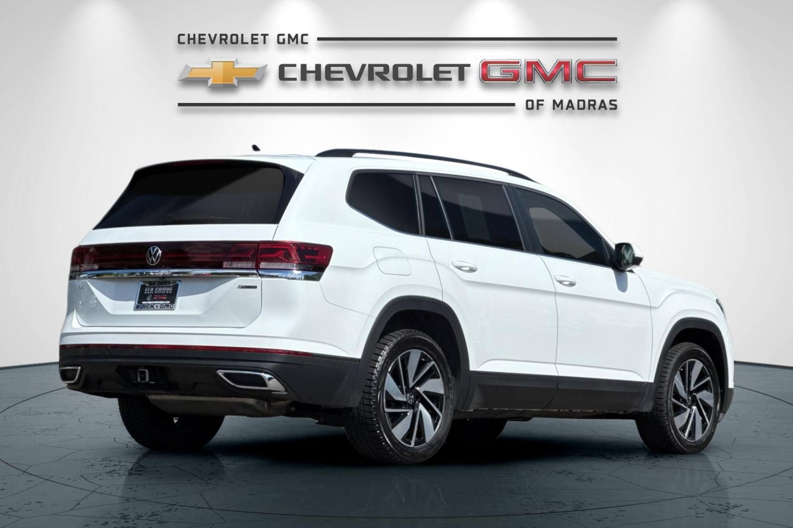 Used 2024 Volkswagen Atlas SE AWD/4WD image 3