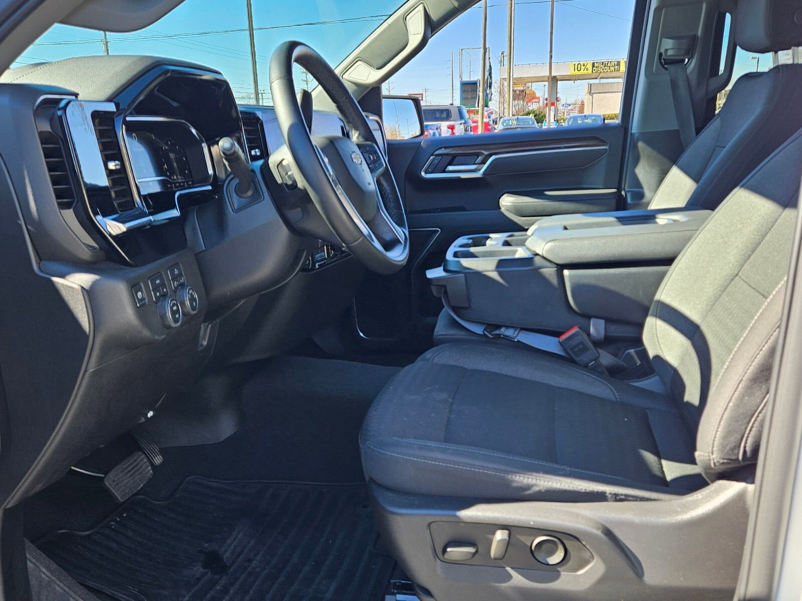 Used 2025 Chevrolet Silverado 1500 LT image 5
