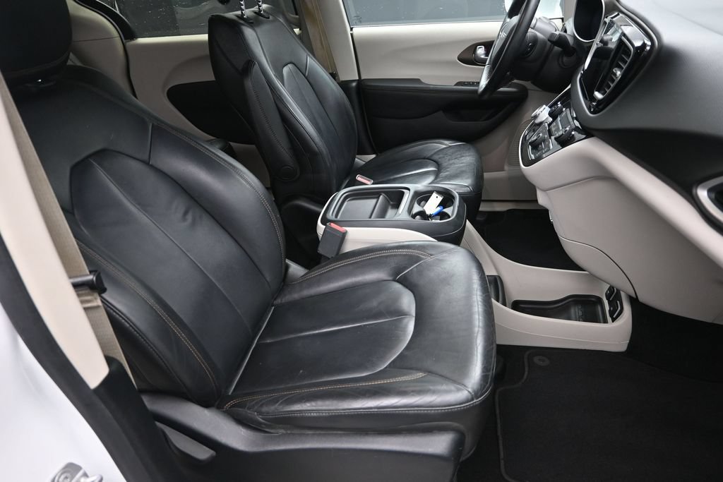 Used 2017 Chrysler Pacifica Touring-L FWD image 34