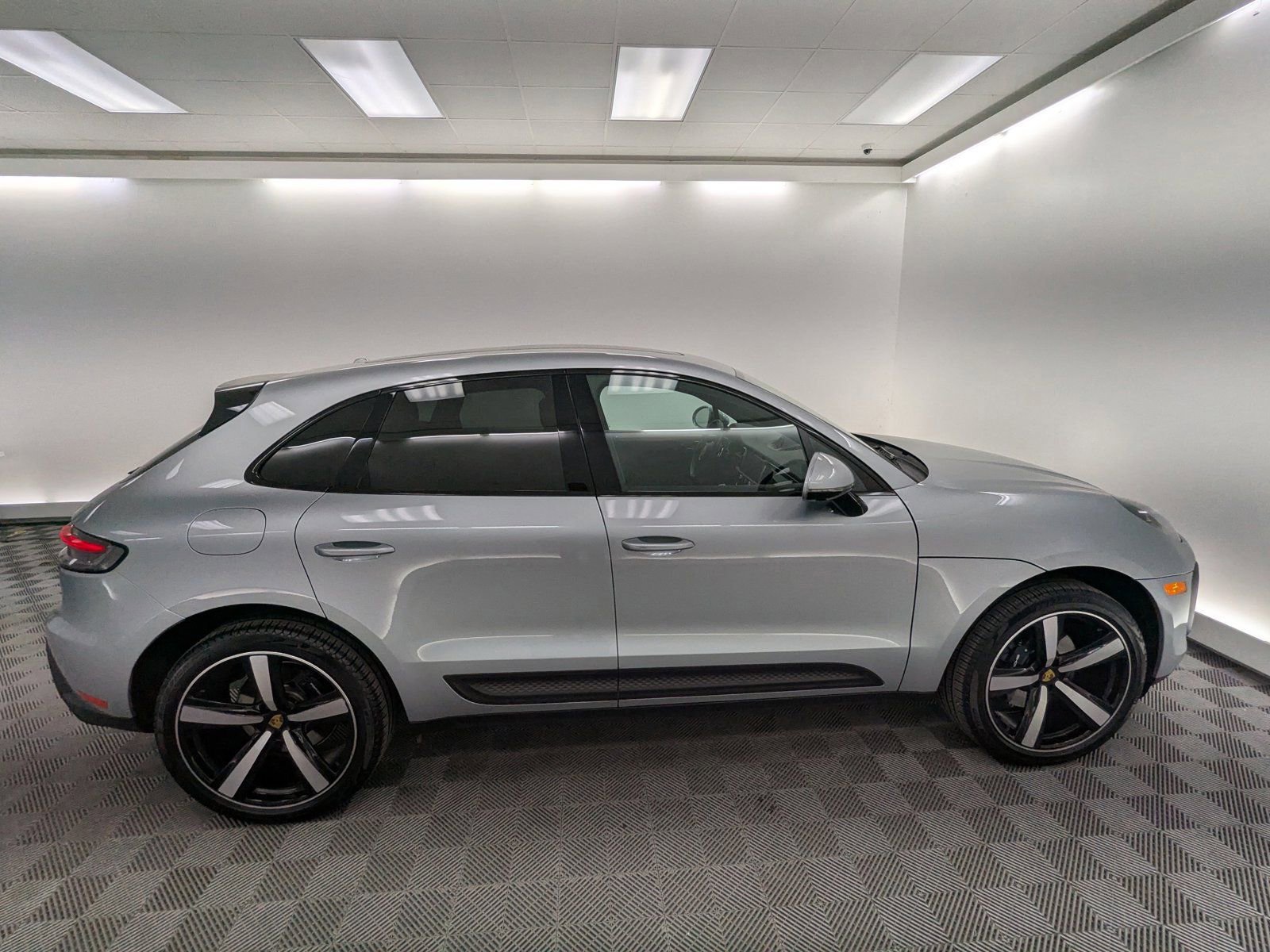 Certified 2025 Porsche Macan image 5