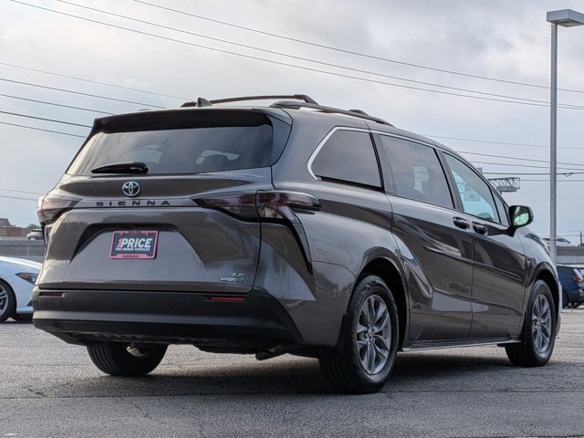 Used 2024 Toyota Sienna LE FWD image 5