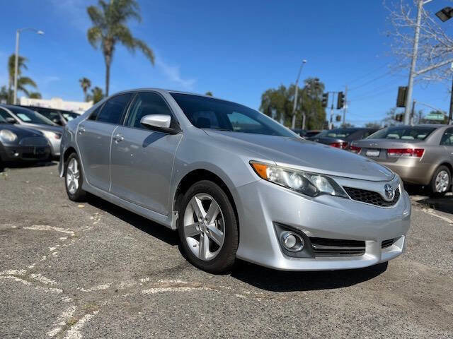 Used 2014 Toyota Camry SE image 2
