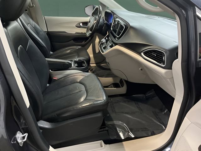 Used 2020 Chrysler Pacifica Touring-L FWD image 13