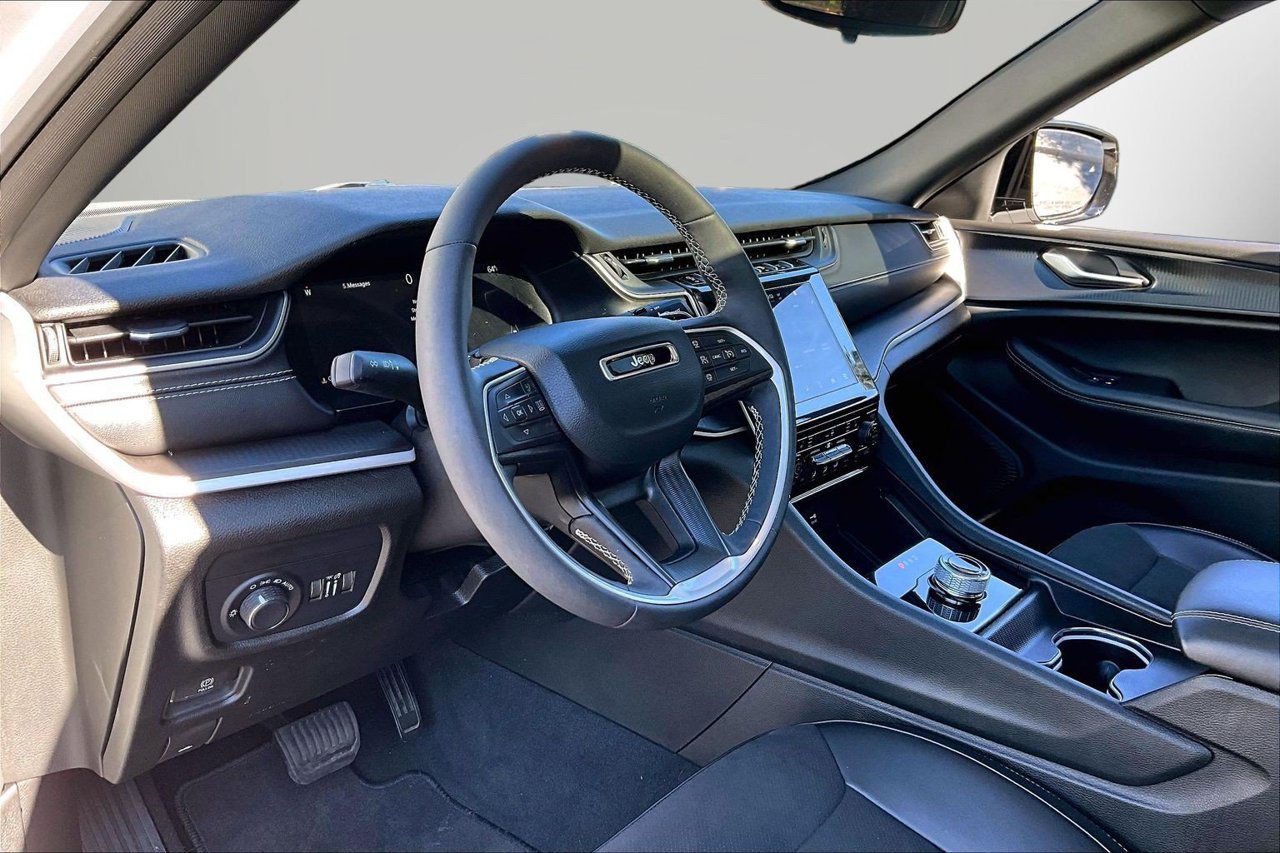 Certified 2023 Jeep Grand Cherokee Altitude AWD/4WD image 17