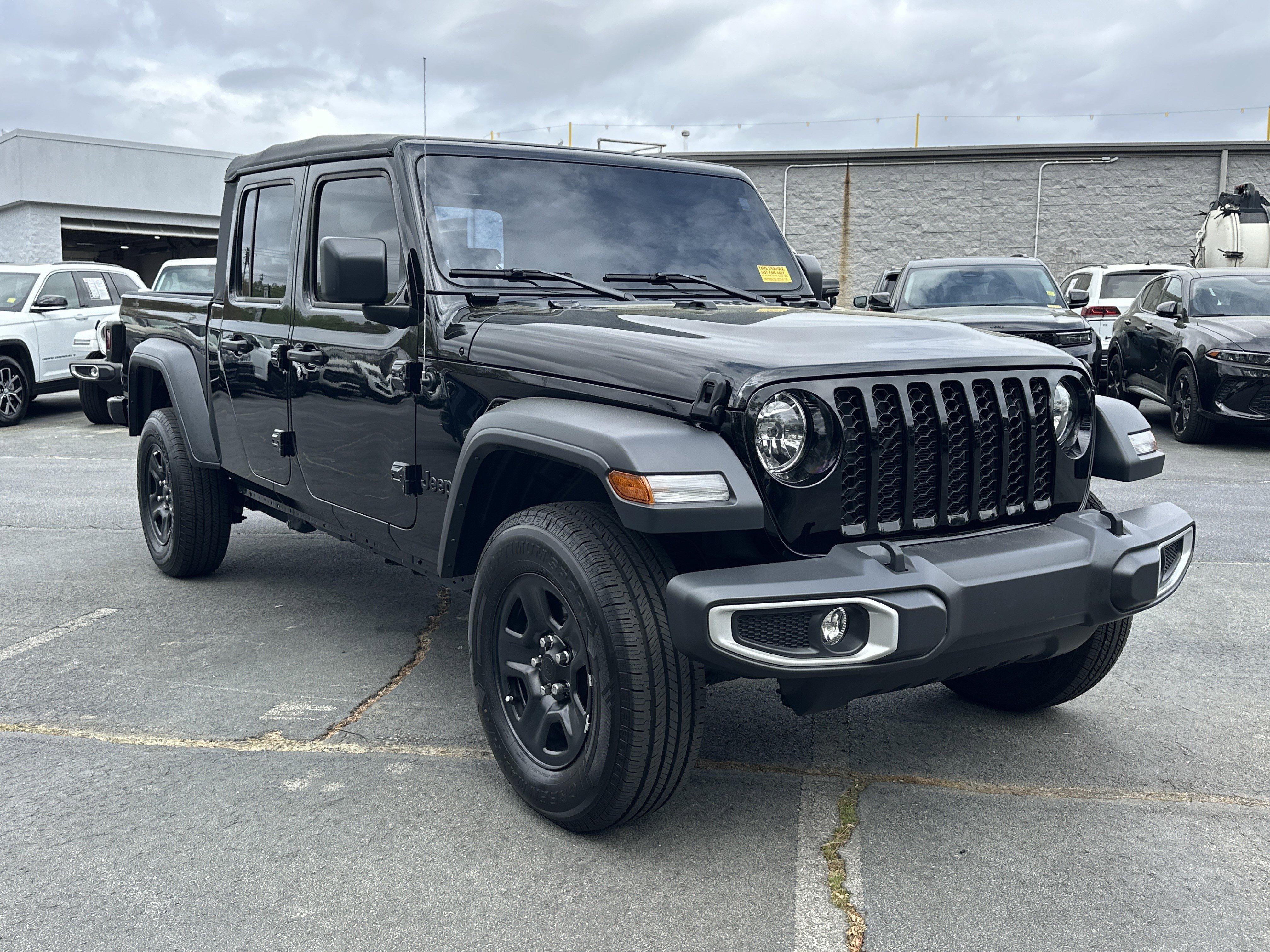Used 2023 Jeep Gladiator Sport image 2