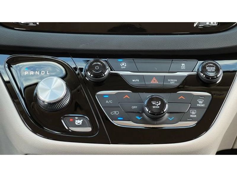 Used 2020 Chrysler Voyager Lxi image 37