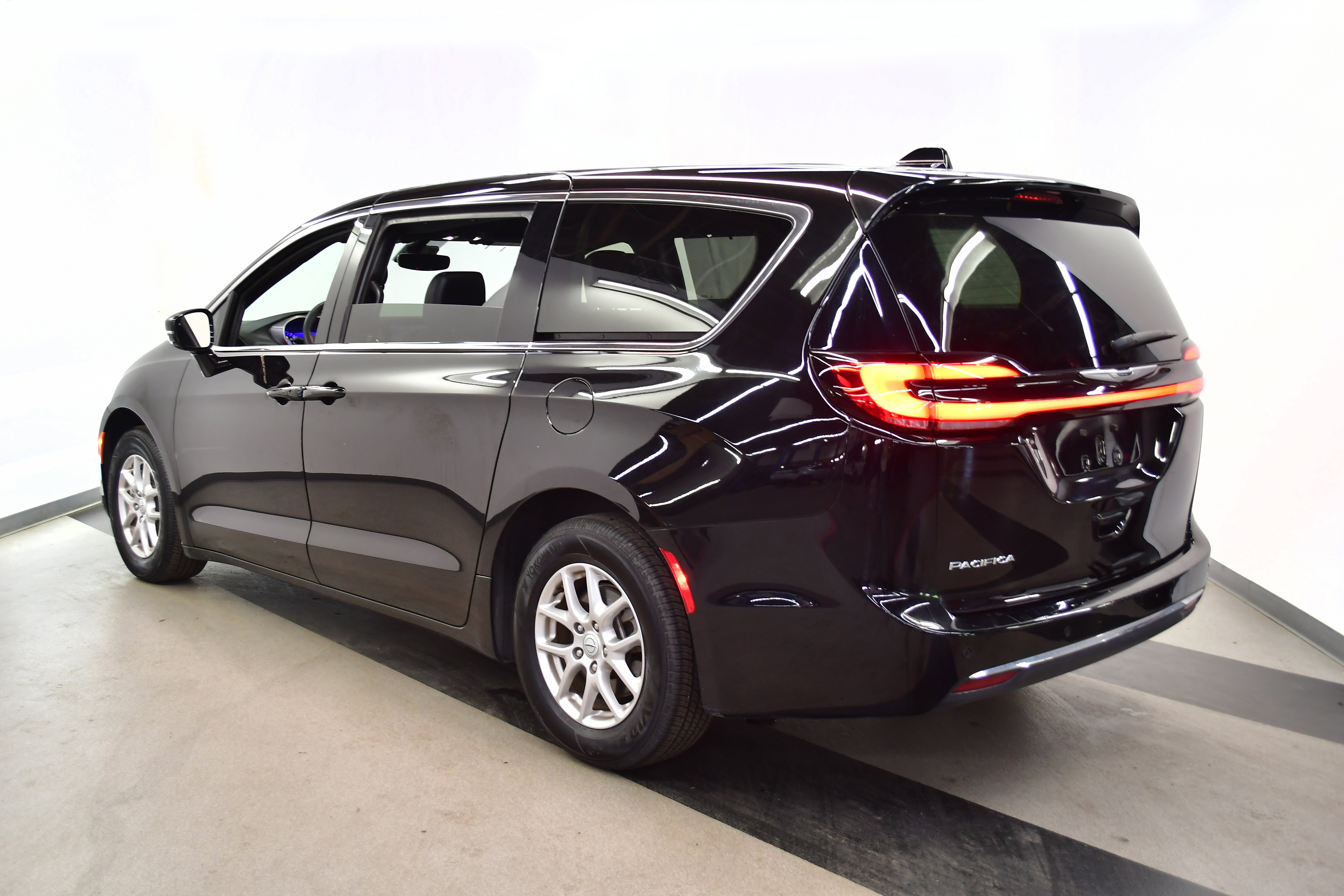 Used 2025 Chrysler Pacifica Select FWD image 5