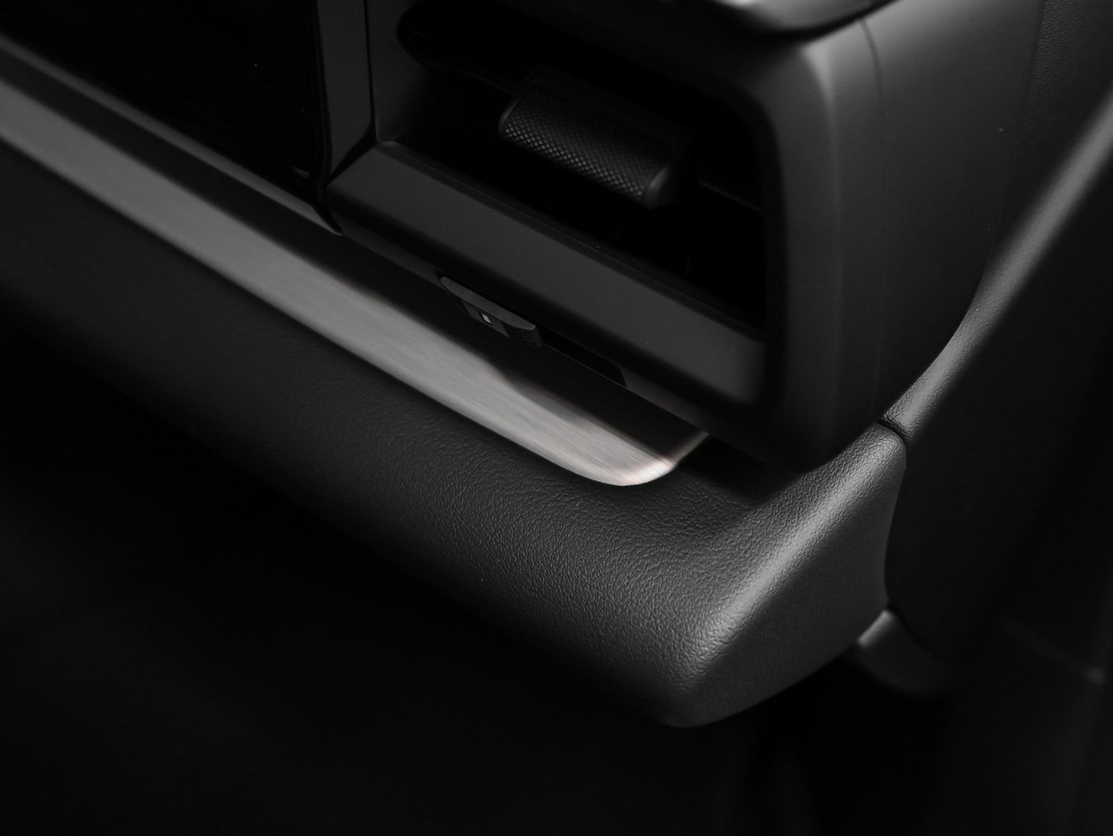 New 2025 Porsche Macan 4S Electric image 28