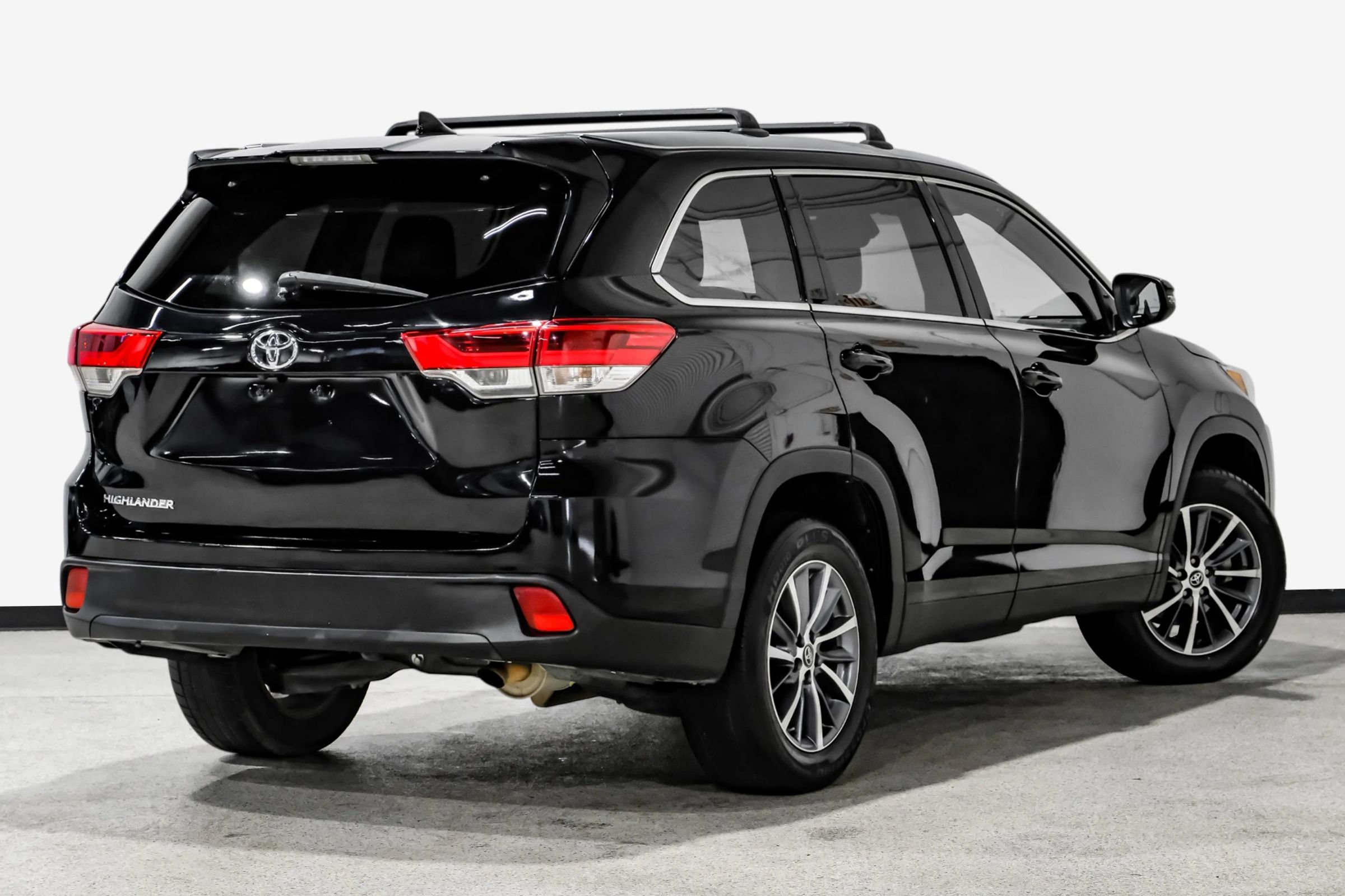 Used 2019 Toyota Highlander XLE FWD image 6