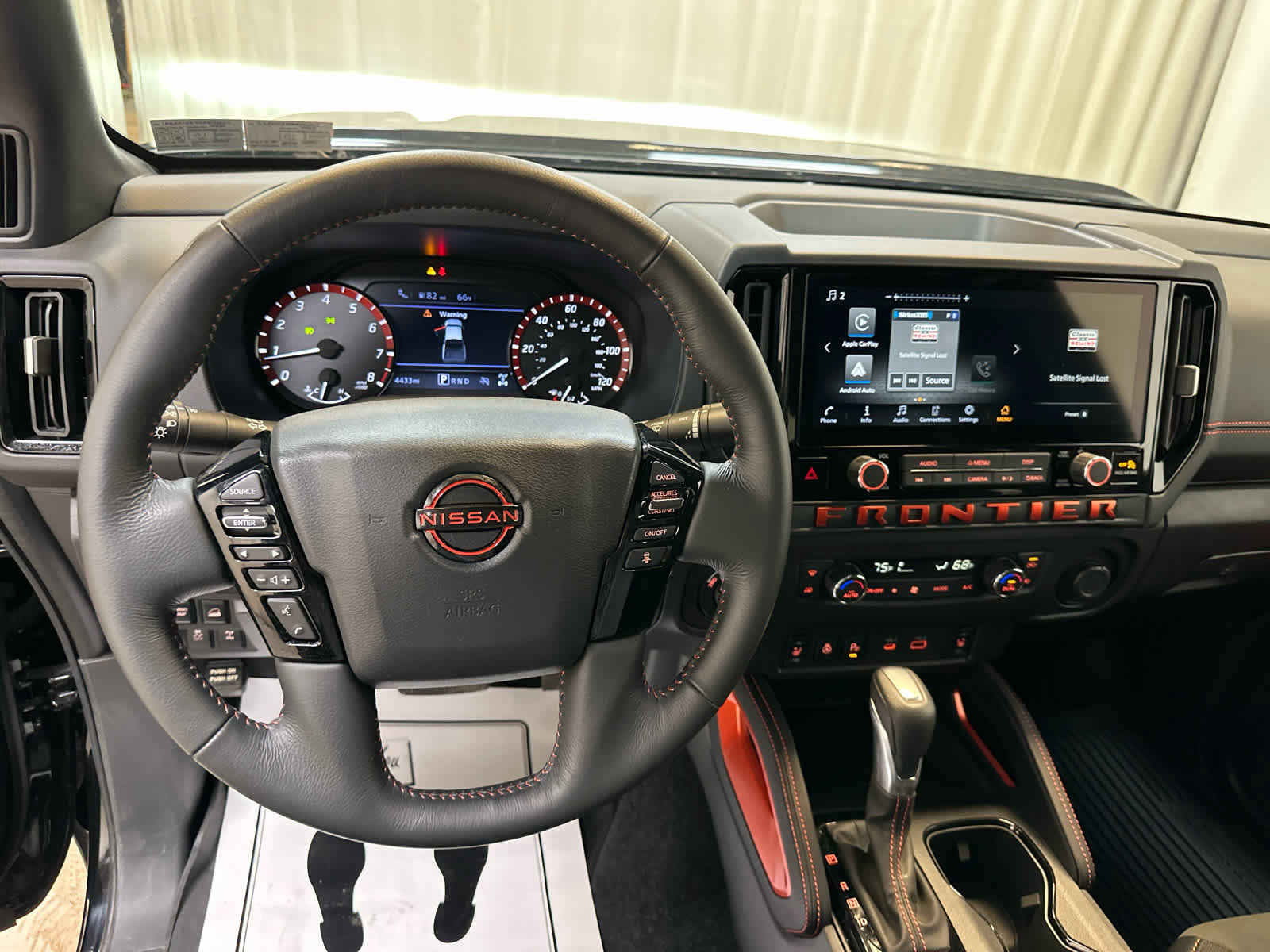 Certified 2025 Nissan Frontier PRO-4X w/ Pro Convenience Package image 3