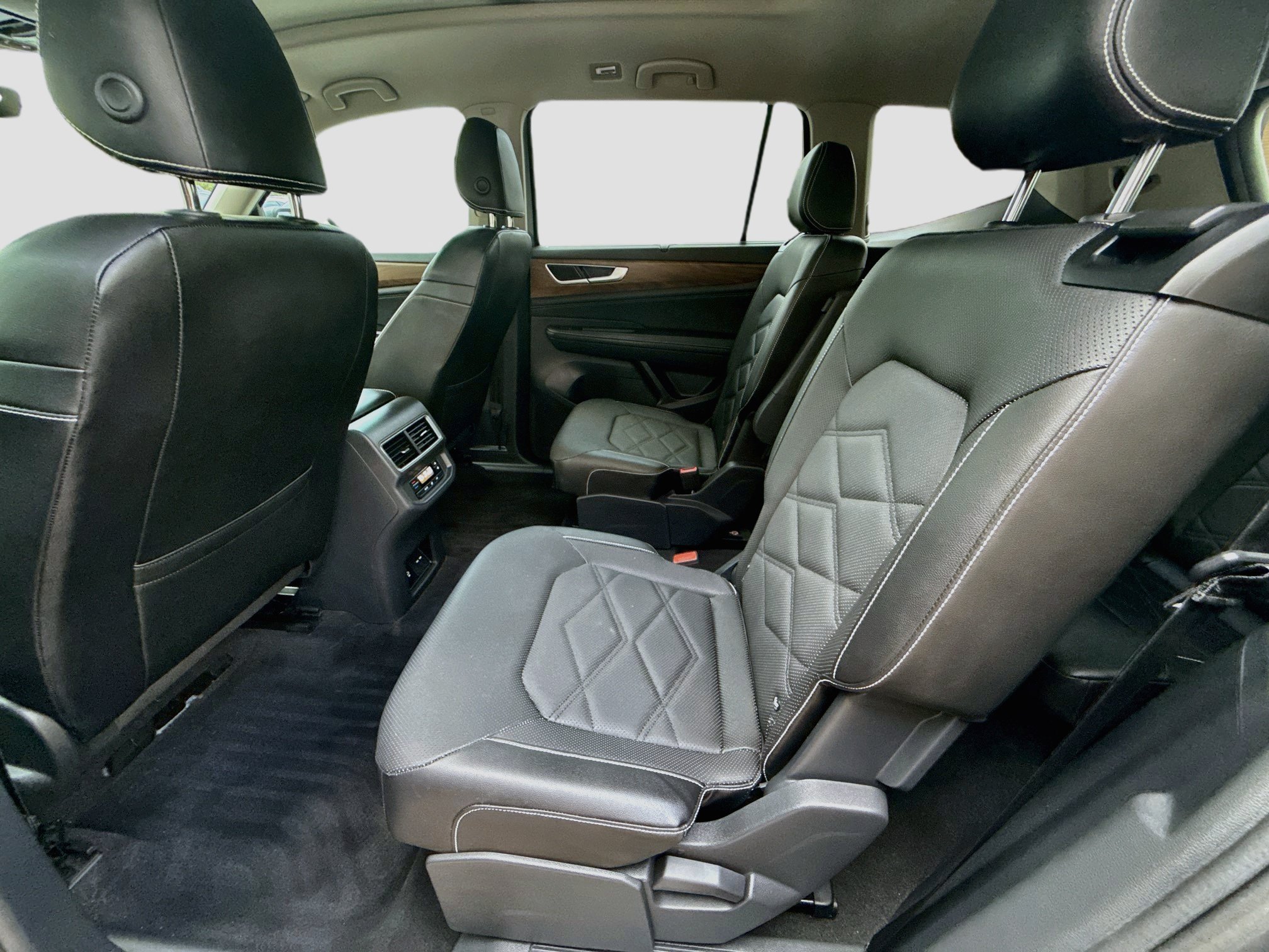 Used 2024 Volkswagen Atlas SE w/ Panoramic Sunroof Package FWD image 23