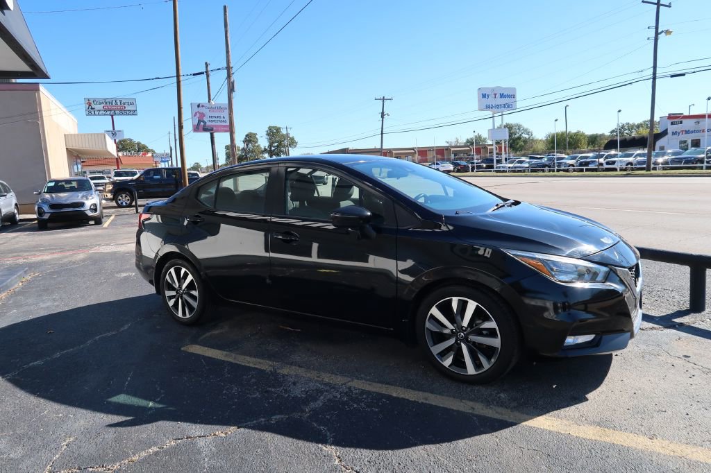 Used 2020 Nissan Versa SR image 2