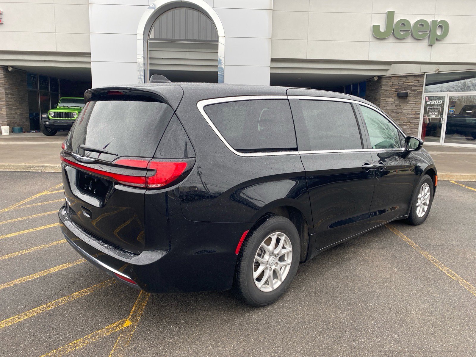 Used 2025 Chrysler Pacifica Select image 7