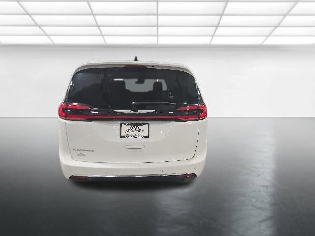 Used 2024 Chrysler Pacifica Touring-L FWD image 5