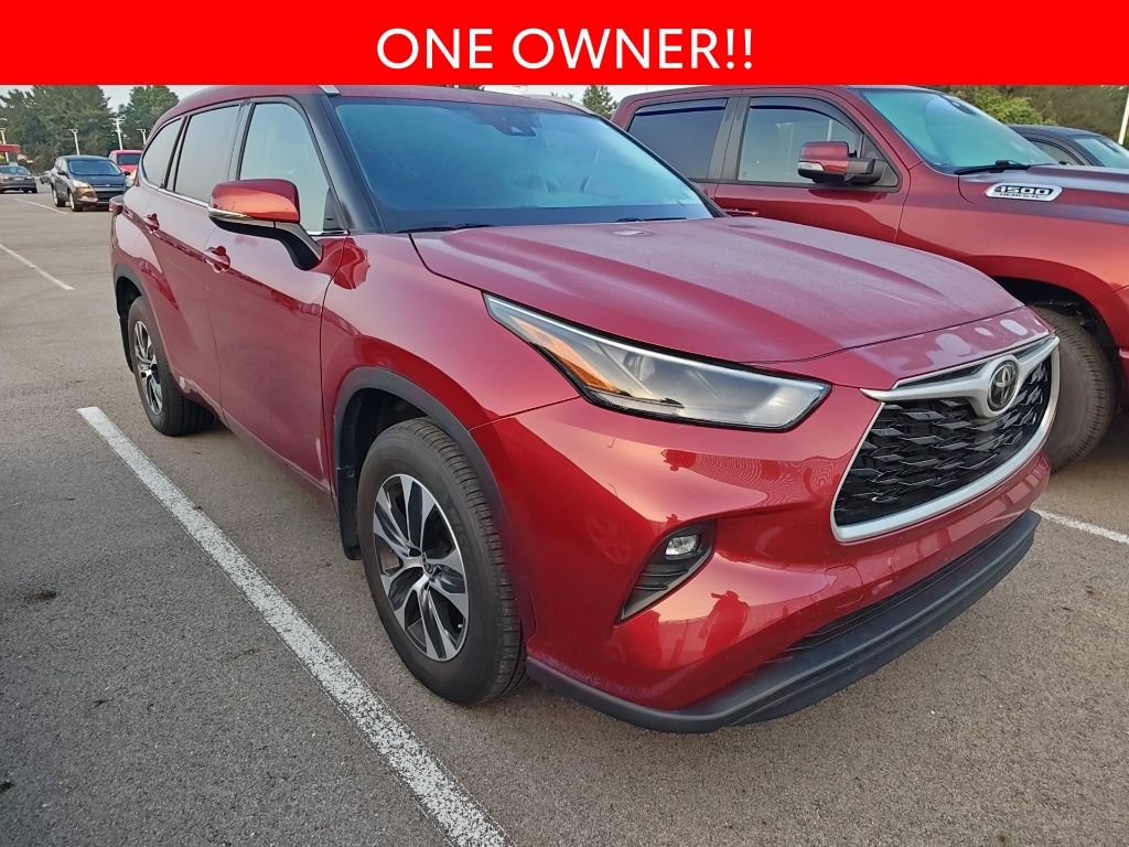 Used 2022 Toyota Highlander XLE AWD/4WD image 3