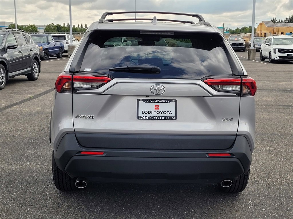 Used 2022 Toyota RAV4 XLE image 4