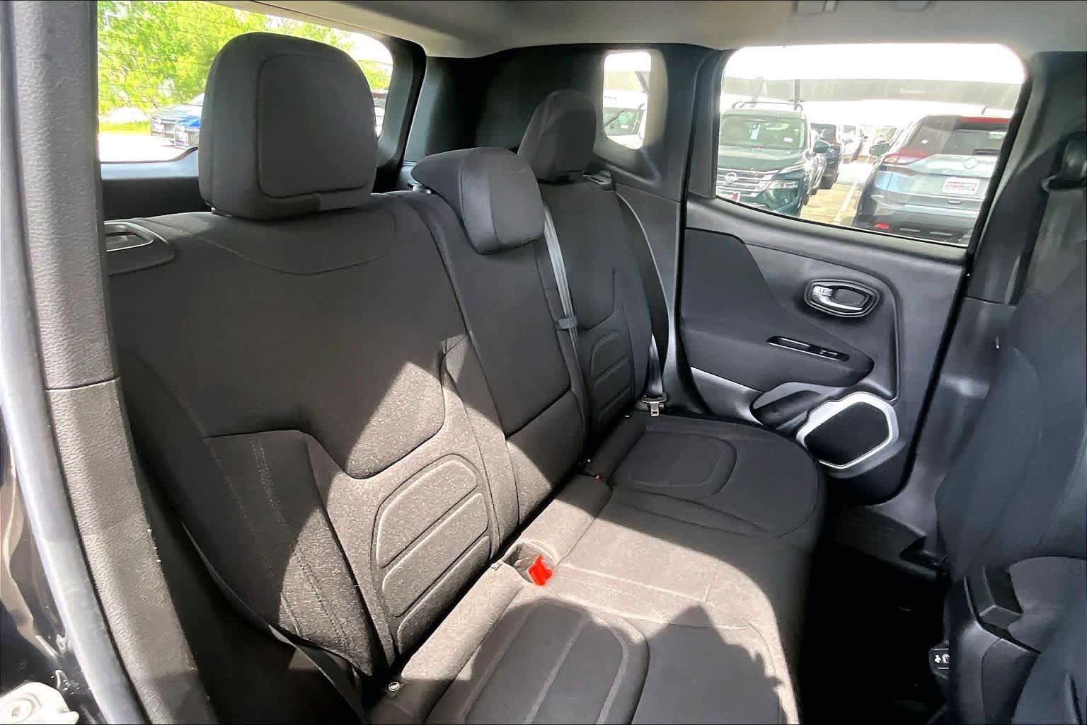 Used 2018 Jeep Renegade Latitude w/ Popular Equipment Group FWD image 20
