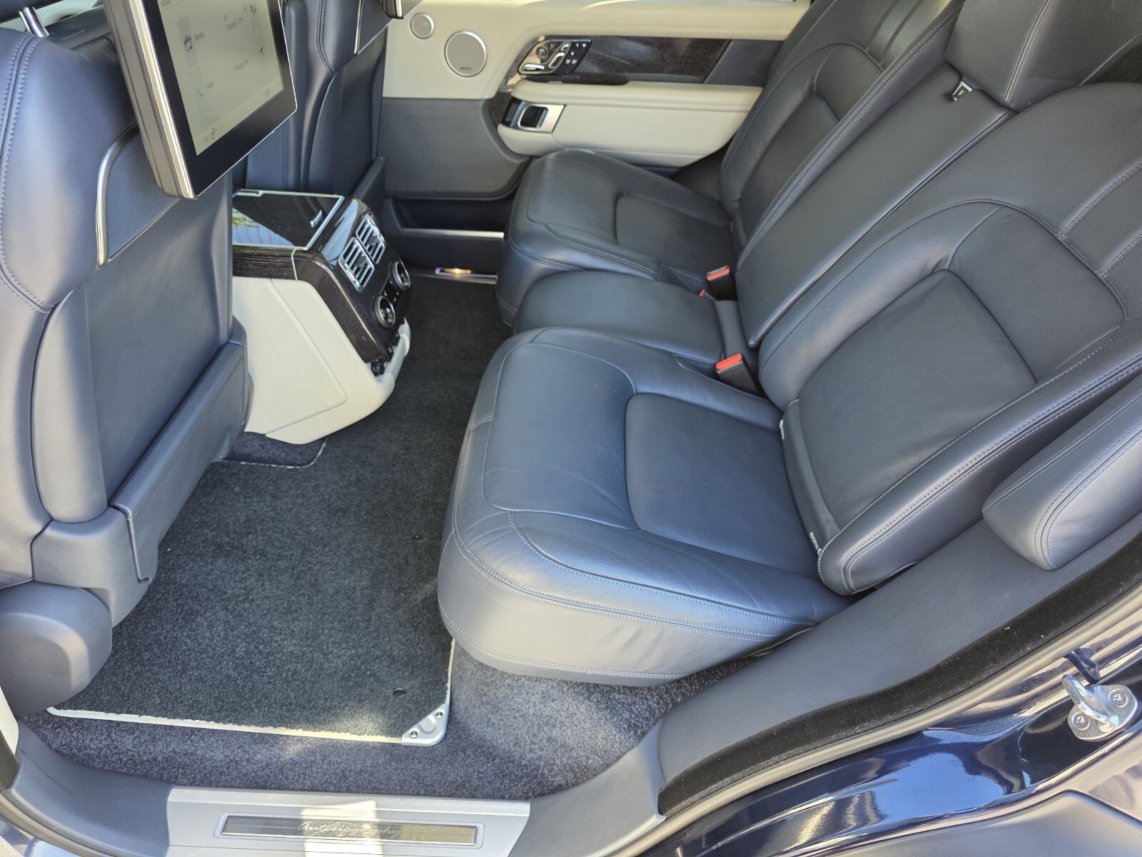 Used 2020 Land Rover Range Rover Long Wheelbase Autobiography image 12