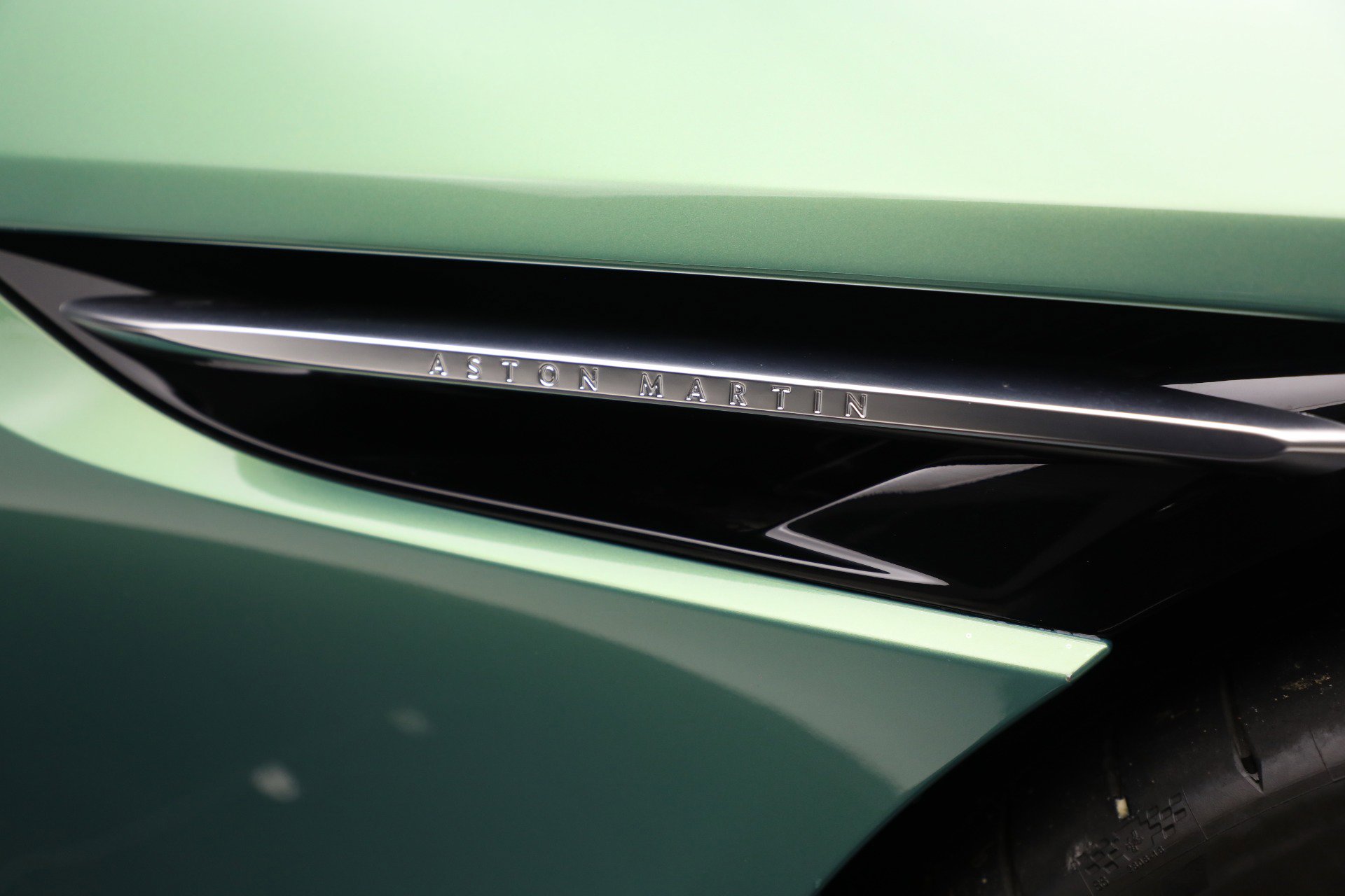 Used 2025 Aston Martin DB12 Convertible RWD image 34