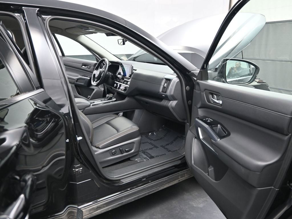 Used 2025 Nissan Pathfinder SL image 21