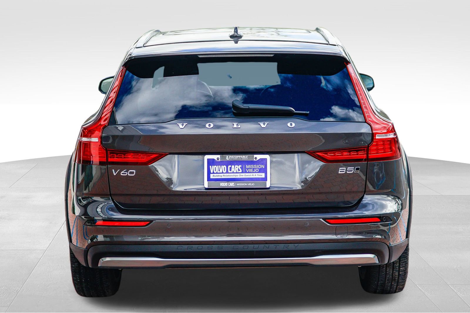 Used 2025 Volvo V60 B5 Cross Country Plus image 6
