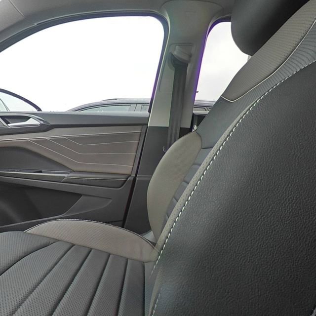 Used 2024 Volkswagen Taos SEL AWD/4WD image 19