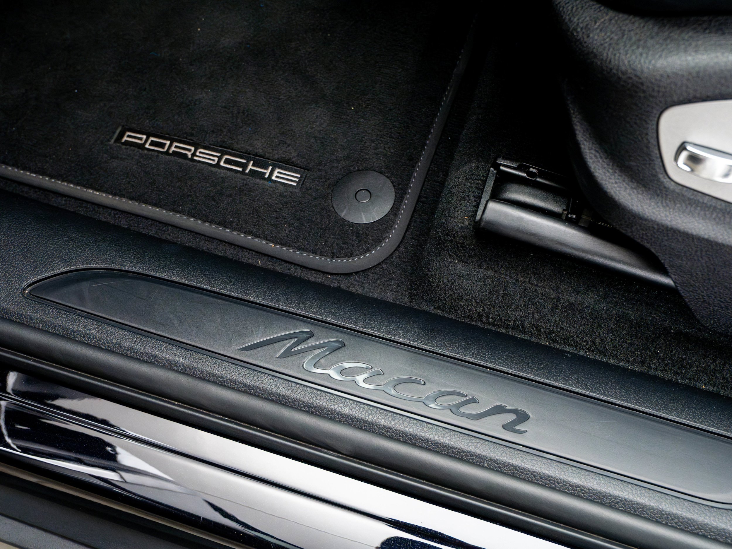 Certified 2025 Porsche Macan AWD/4WD image 28