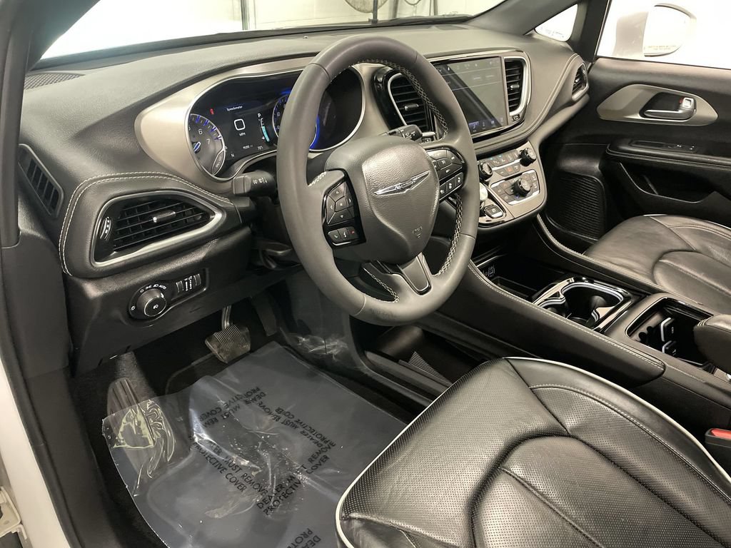 Used 2022 Chrysler Pacifica Limited w/ S Appearance Package AWD/4WD image 4