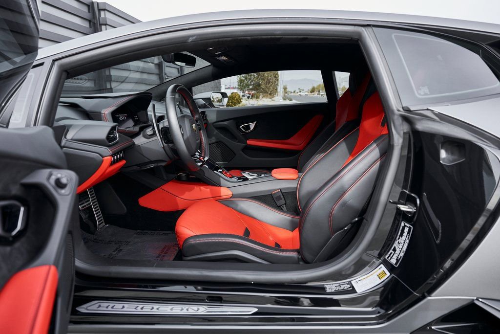 Used 2023 Lamborghini Huracan EVO image 36