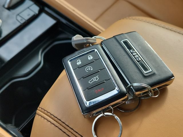 Used 2025 Jeep Grand Cherokee Summit AWD/4WD image 51