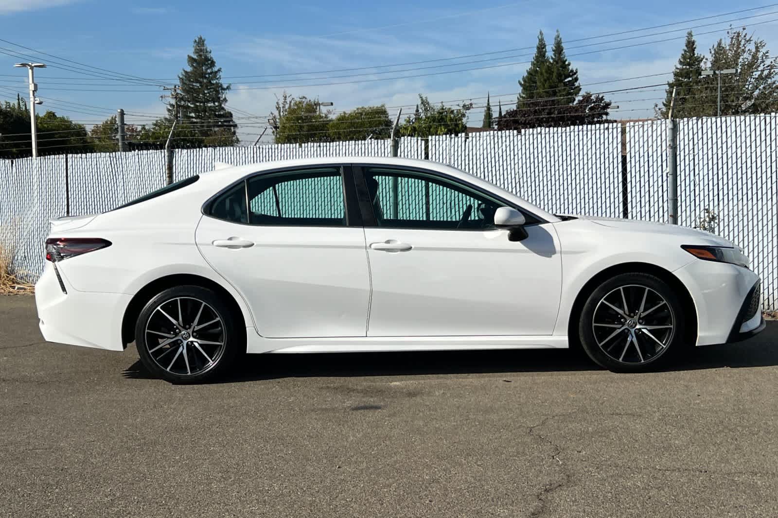 Used 2021 Toyota Camry SE FWD image 6