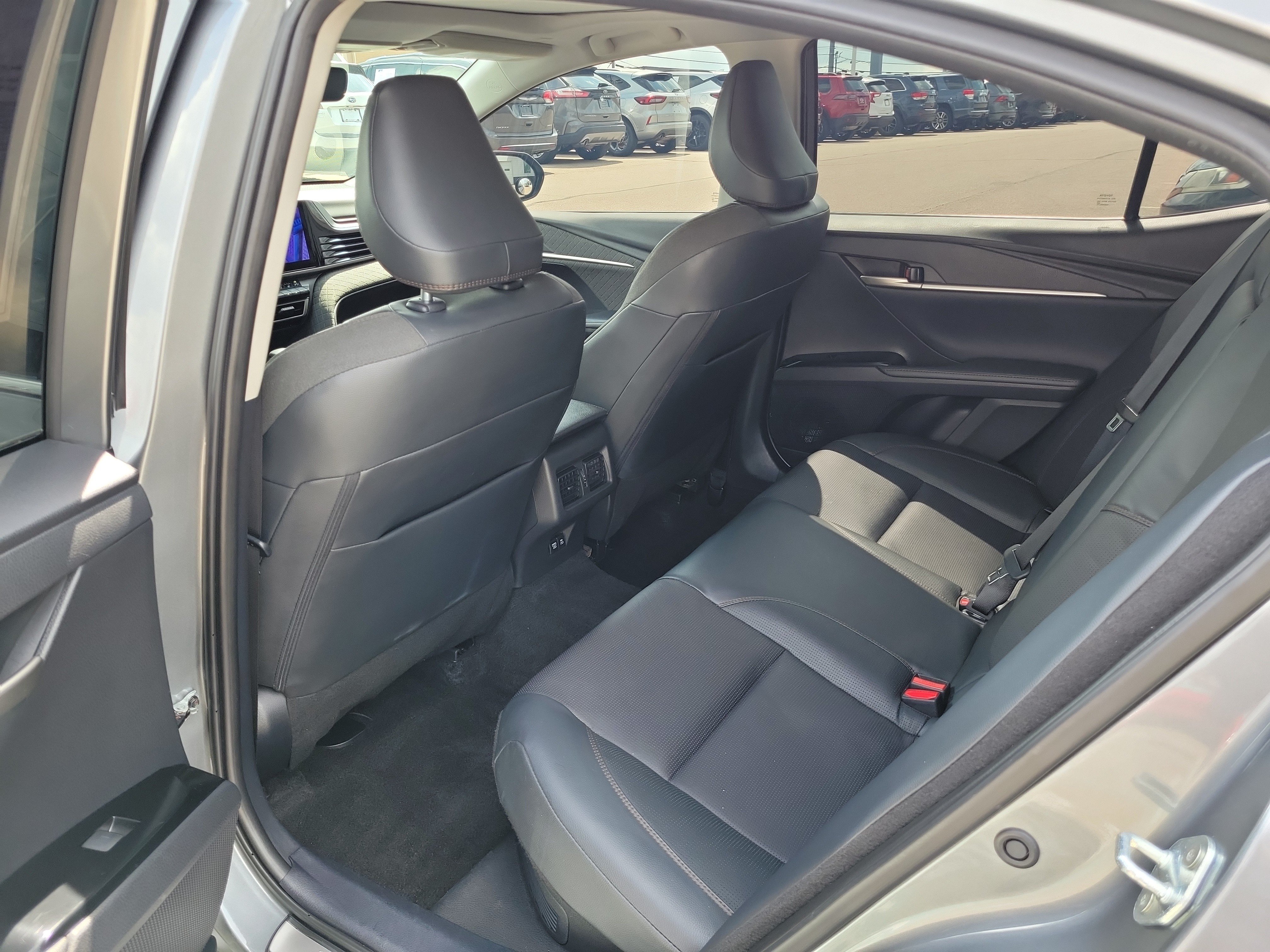 Used 2025 Toyota Camry XLE AWD/4WD image 12