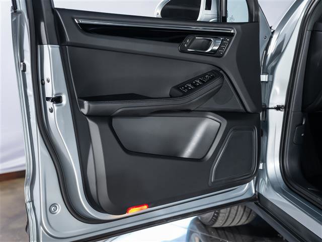 Certified 2026 Porsche Macan AWD/4WD image 22