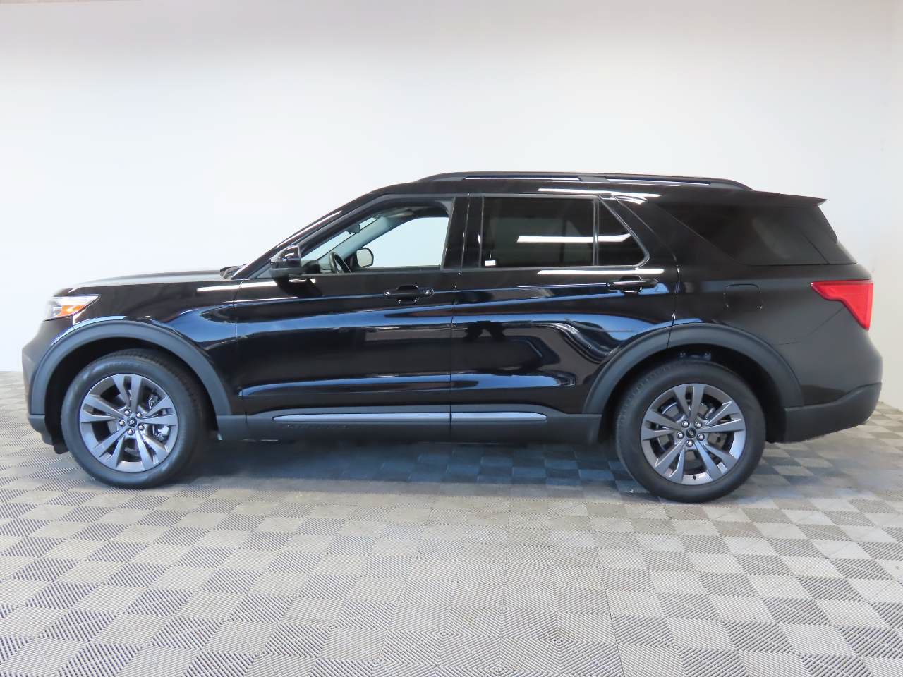 Used 2023 Ford Explorer XLT w/ Equipment Group 202A RWD image 5
