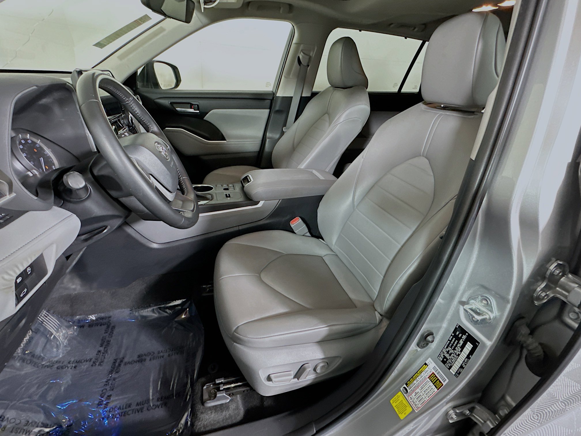 Used 2023 Toyota Highlander XLE FWD image 5