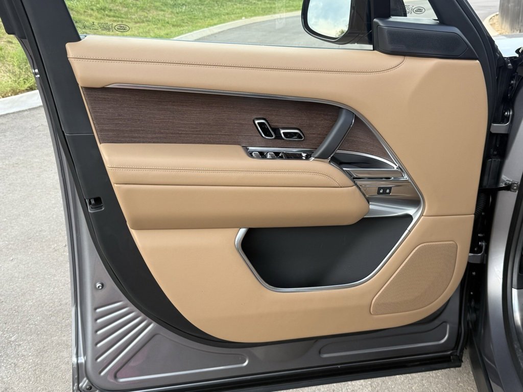 New 2025 Land Rover Range Rover Long Wheelbase SE image 14