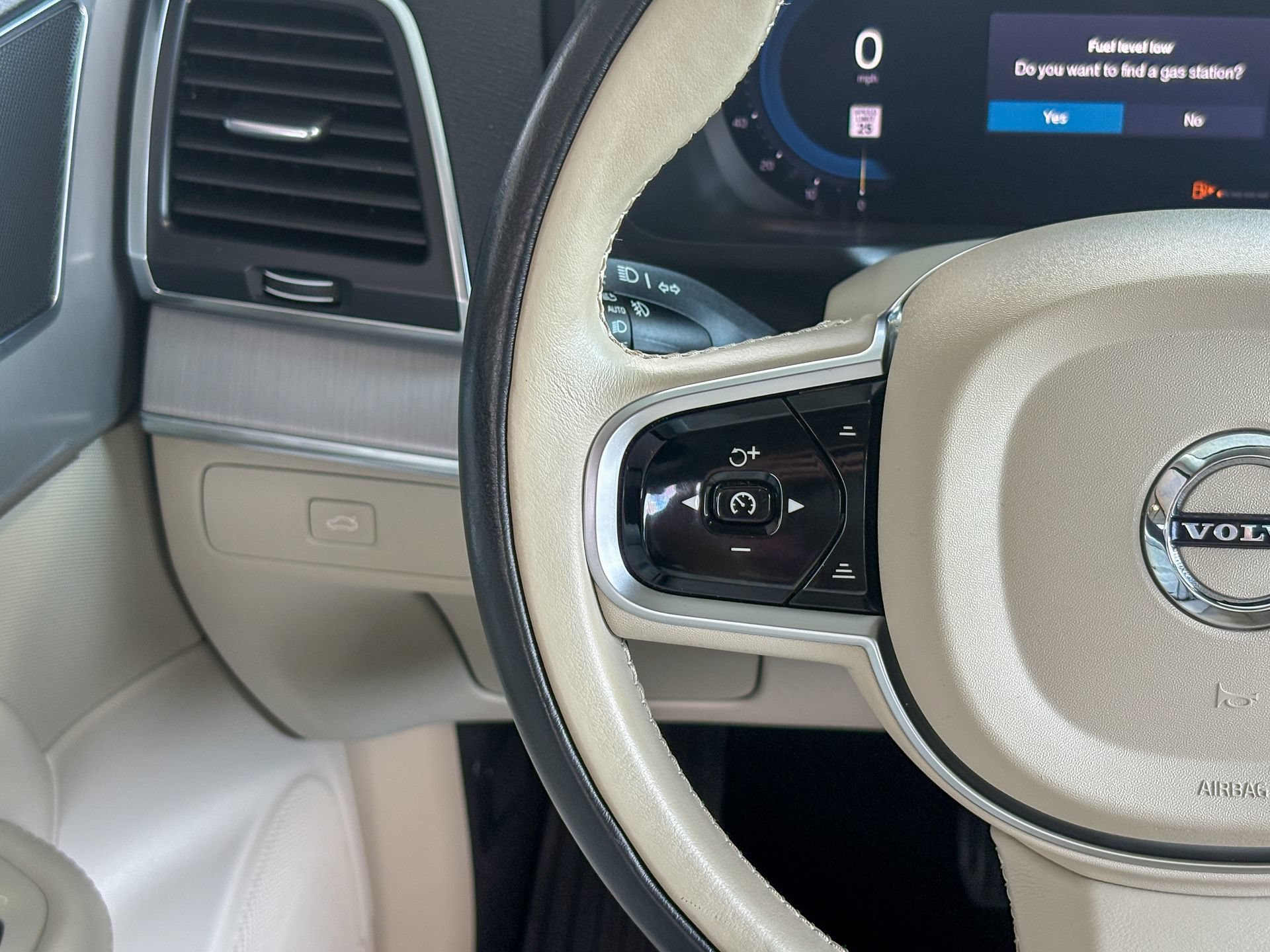 Used 2025 Volvo XC90 B5 Core AWD/4WD image 36
